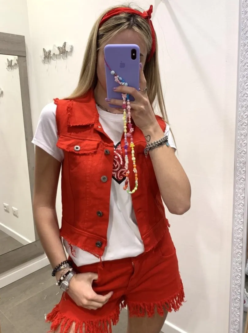 Gilet rosso di jeans sfrangiato