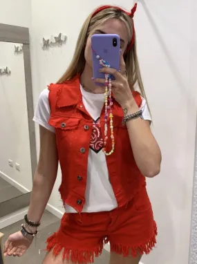 Gilet rosso di jeans sfrangiato