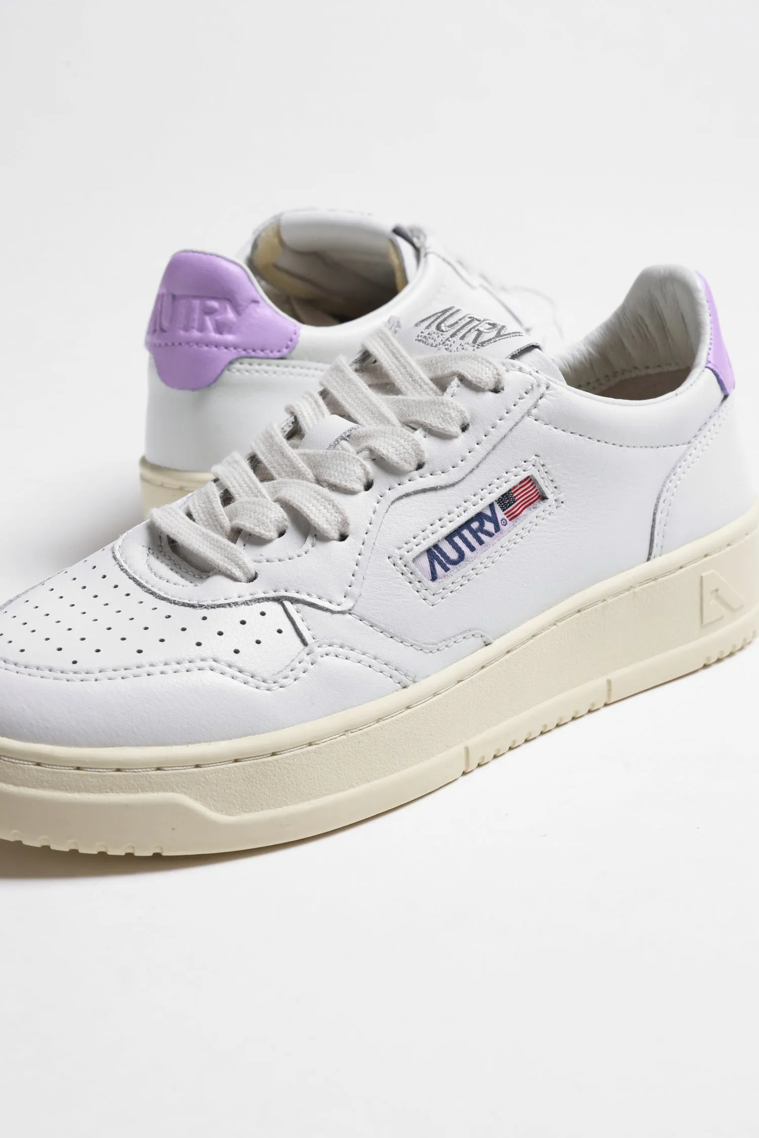 Sneaker Medalist Low in Weiß/English Lavender